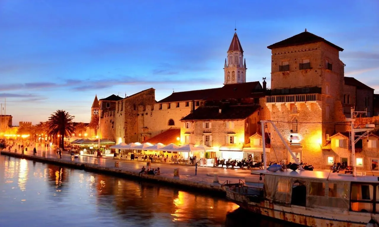 Apartment Kvesic Trogir