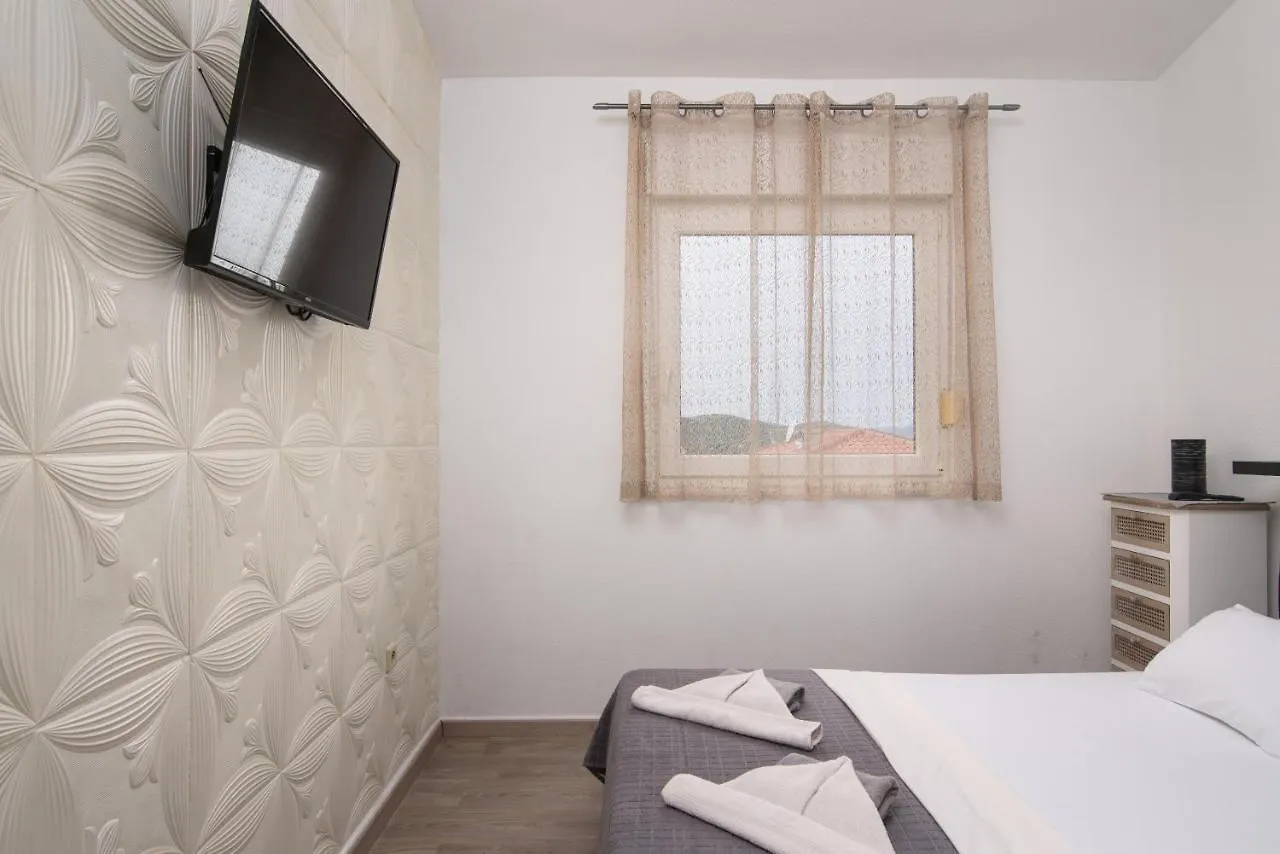 Apartment Kvesic Trogir